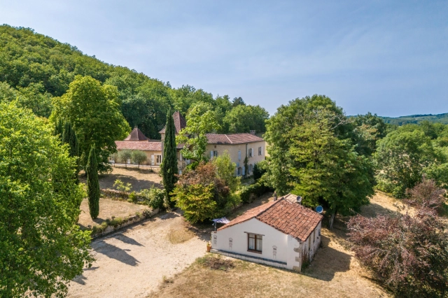 4 Bedroom(s) - 11,600m² land for sale in Lot, Midi-Pyrénées, France - FrenchPropertyPortal.com Country house with annex and swimming pool for sale for 699,000€ in Lot, Midi-Pyrénées