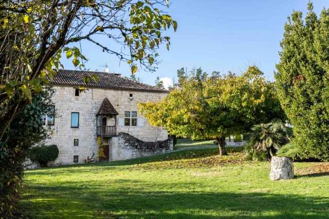 5 Bedroom(s) - 31,200m² land for sale in Lot-et-Garonne, Aquitaine, France - FrenchPropertyPortal.com Chateau Estate for sale for 892,500€ in Lot-et-Garonne, Aquitaine
