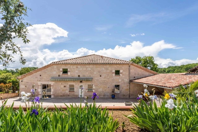 5 Bedroom(s) - 1,338m² land for sale in Tarn-et-Garonne, Midi-Pyrénées, France - FrenchPropertyPortal.com Stone barn conversion for sale for 766,500€ in Tarn-et-Garonne, Midi-Pyrénées