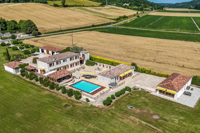 Stunning country property with guest annexes, garage, pool and land for sale for 1,250,000&euro; in Lot-et-Garonne, Aquitaine