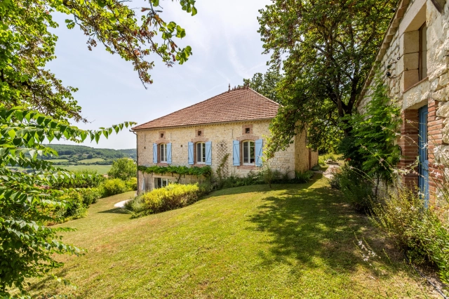 Country house with annexes, swimming pool, barn and view for sale for 480,000&euro; in Tarn-et-Garonne, Midi-Pyrénées