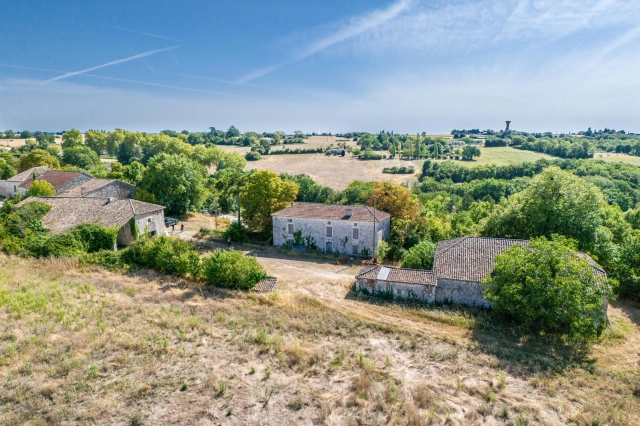 Stone house to renovate with 3 barns for sale for 180,000&euro; in Tarn-et-Garonne, Midi-Pyrénées