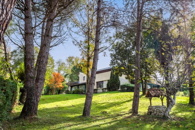 4 Bedroom(s) - 5,074m² land for sale in Lot-et-Garonne, Aquitaine, France - FrenchPropertyPortal.com Architect's house from the 1970s for sale for 229,000€ in Lot-et-Garonne, Aquitaine