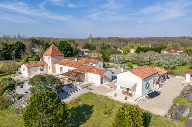 4 Bedroom(s) - 17,000m² land for sale in Lot-et-Garonne, Aquitaine, France - FrenchPropertyPortal.com Country property with swimming pool, annex, land, garage and lake for sale for 595,000€ in Lot-et-Garonne, Aquitaine